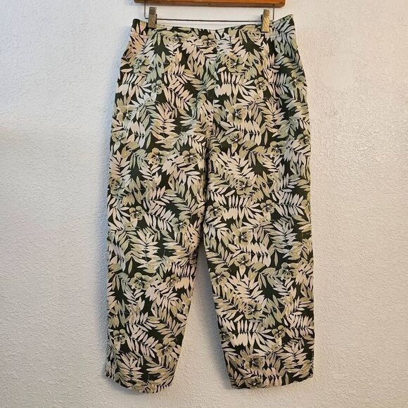 NWOT Villager by Liz Claborne Stretch Capri Lightweight Pants w/ leaf pattern - Picture 4 of 5